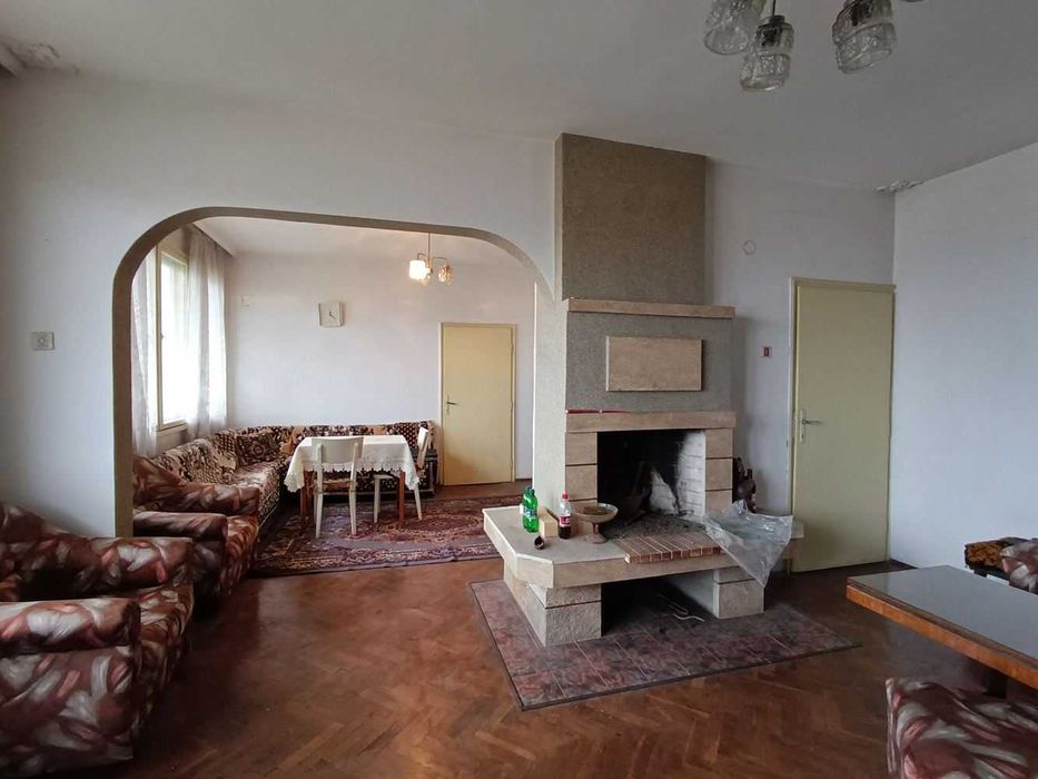 Четиристаен апартамент в кв. Акация