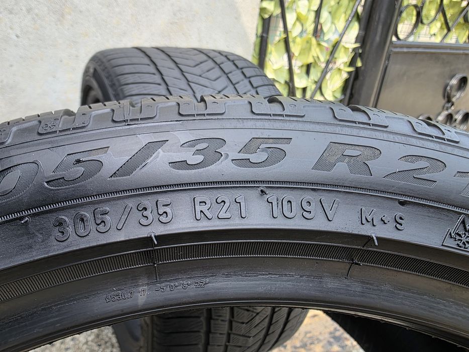 Vând două anvelope de iarna pirelli  305 35 21  dot 2321