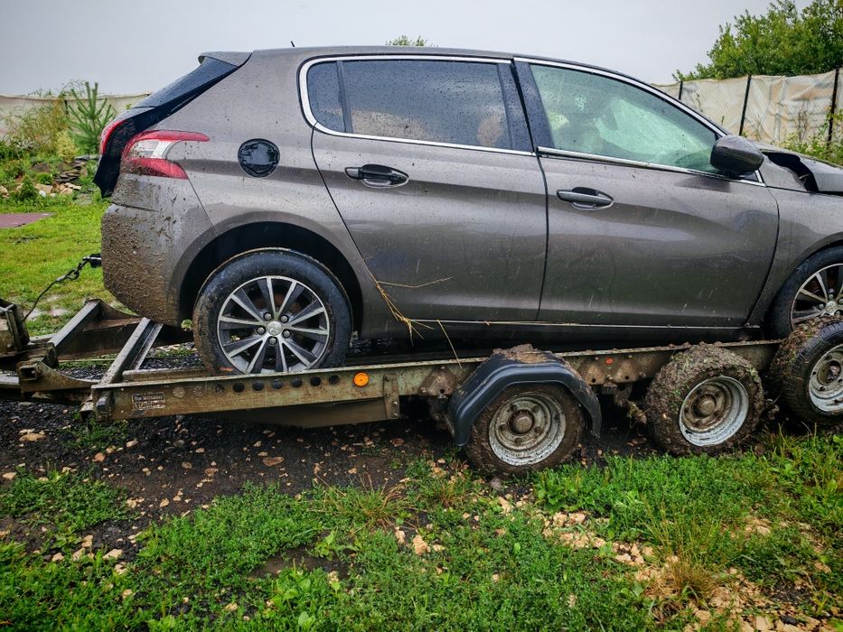 Dezmembrez Peugeot 308 1.6 diesel