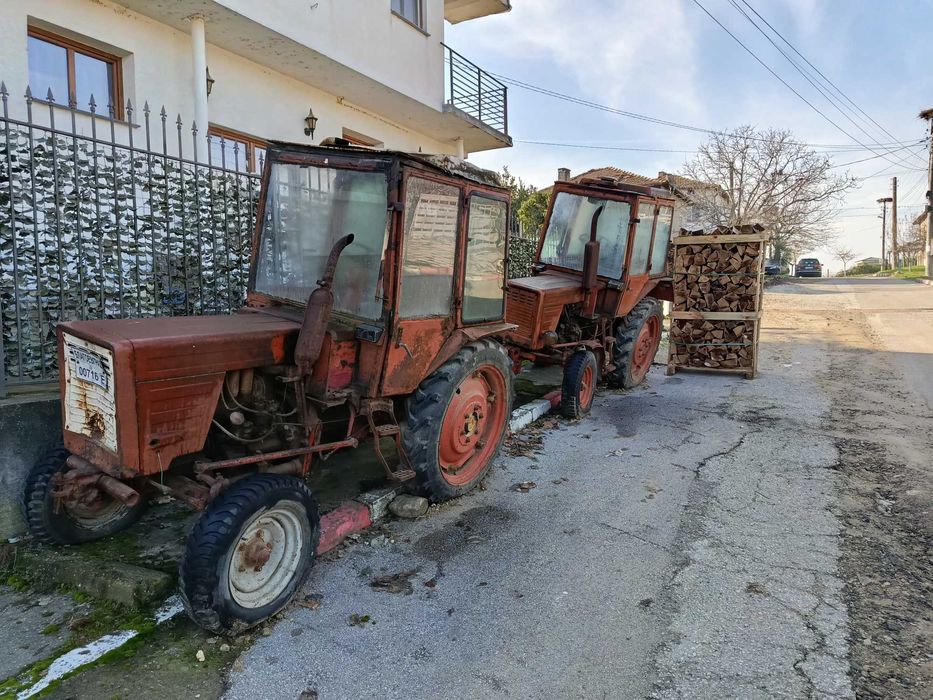 Продавам два трактора – комплект или поотделно