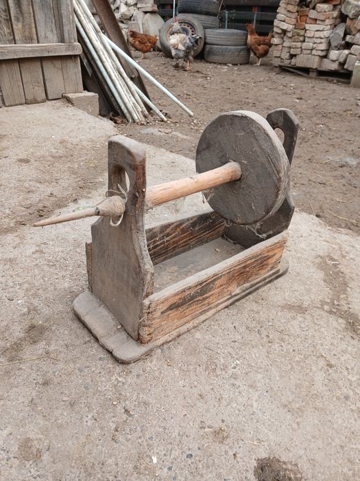 Vând razboi de țesut , sucală , mașină de tors sau de răsucit