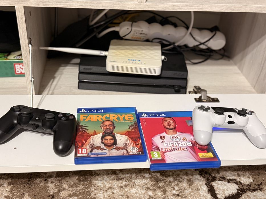 Consola SONY PlayStation 4 PRO 1TB  2 manete plus 2 jocuri Far cry 6 si fifa 2020 sau schimb cu PS5 plus diferenta din partea mea