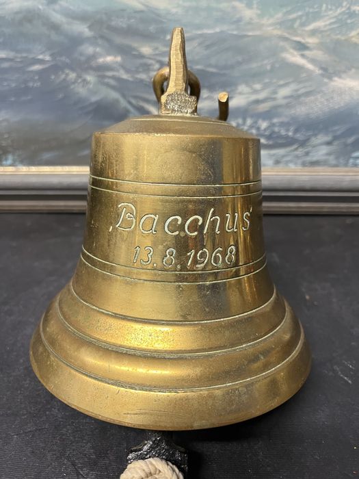 Бронзова,корабна камбана