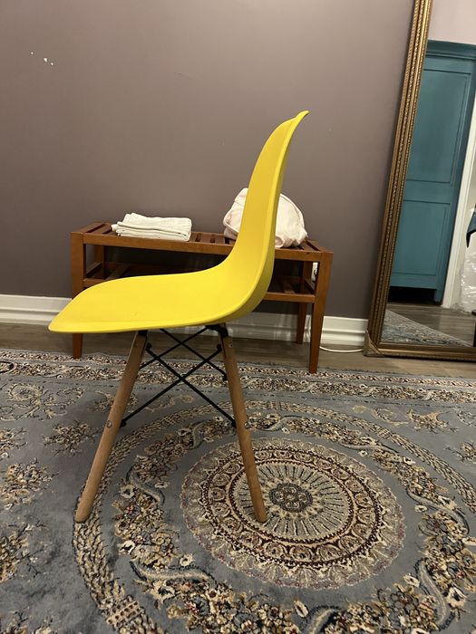 Стул желтый пластиковый