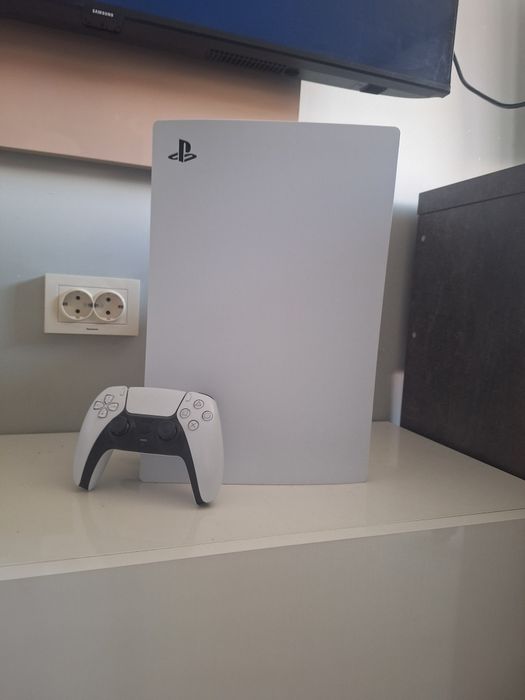 PS5 с един контролер