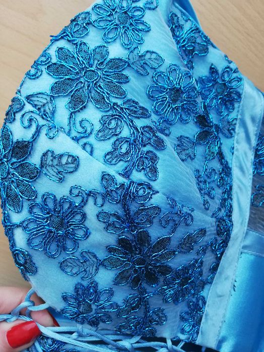 Чисто нова бална рокля