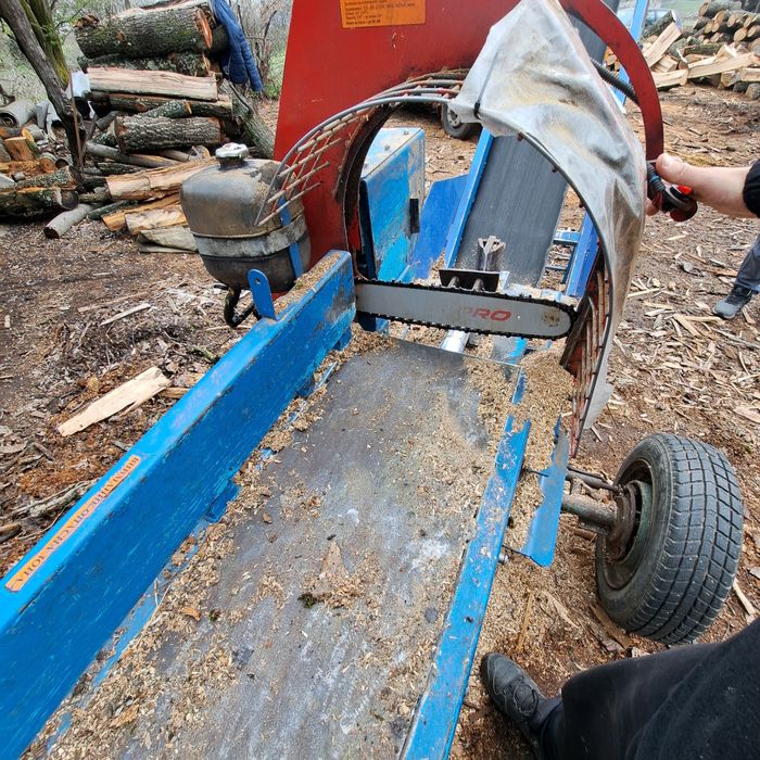 Машина за рязане цепене и товарене на дърва