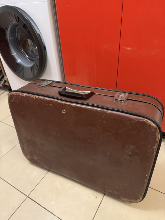 Geamantan valiza vintage din carton si fier