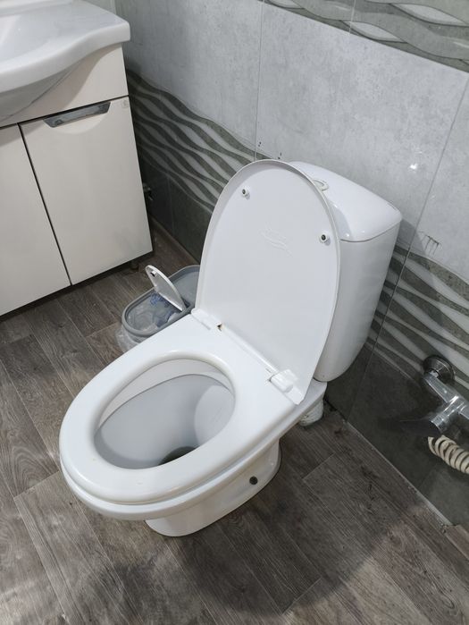 Продам унитаз с бочком