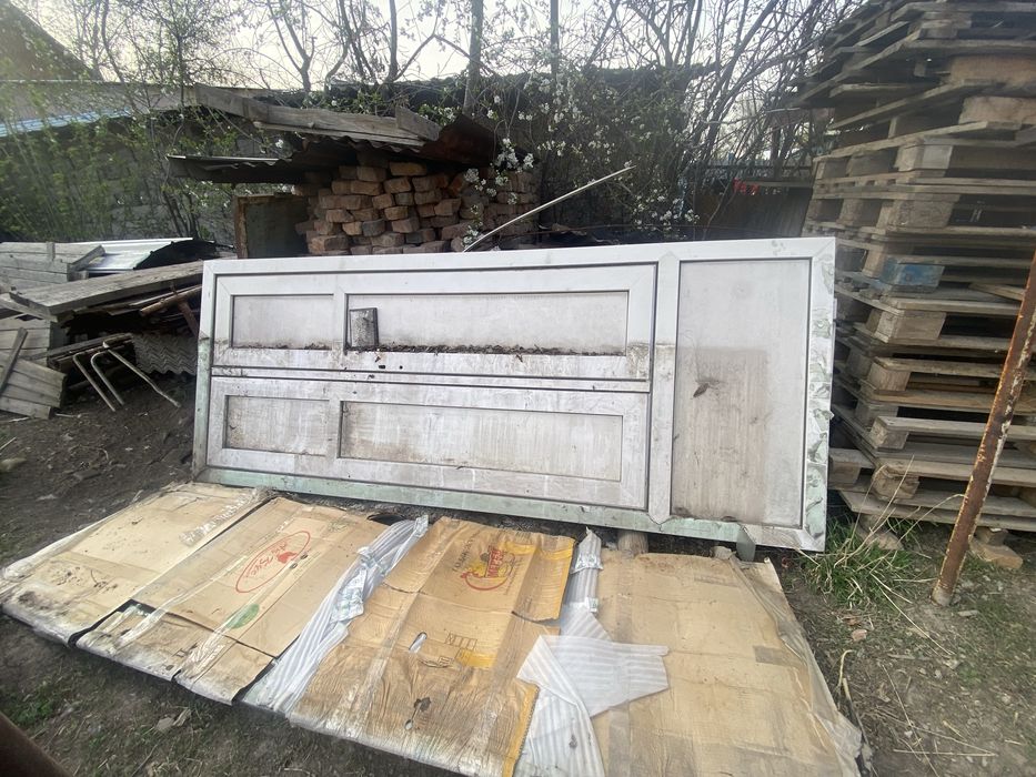 Пластикова дверь