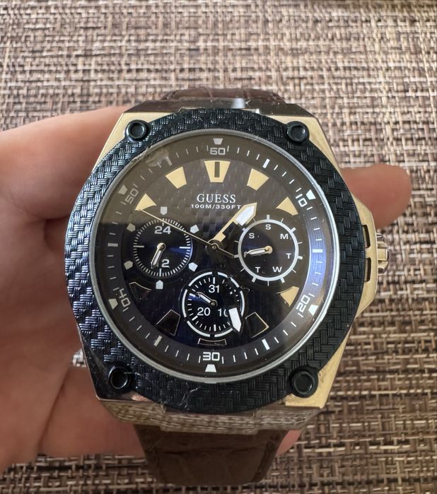 Guess мъжки часовник – 100M / 330FT, кожена каишка
