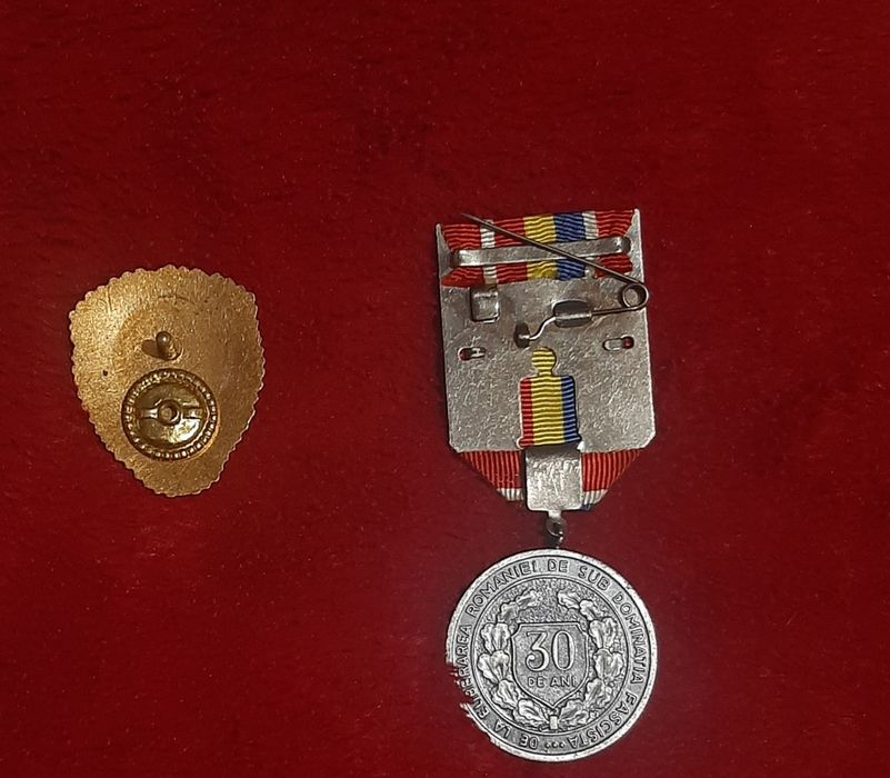 Vând medalie și insignă