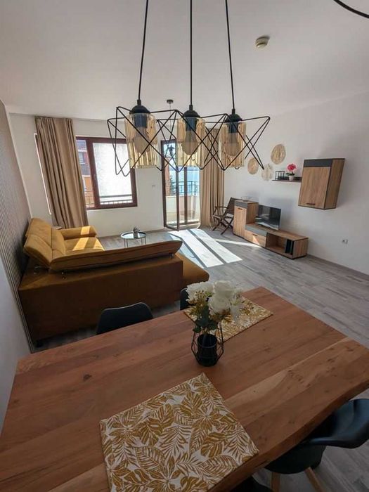 Просторен двустаен апартамент с гледка море, Първа линия