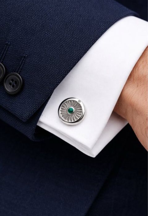 Butoni placati cu aur, cu diamante si smaralde