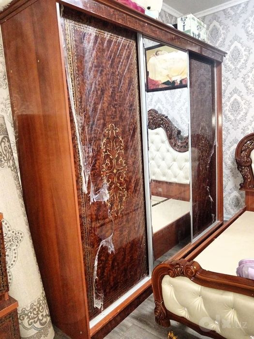 Spalniy mebel , 2 ta kichkina shkafchasi, oynali kiyim iladdigan javon