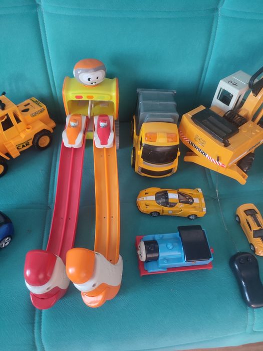 Mașinuțe cu baterii și telecomanda