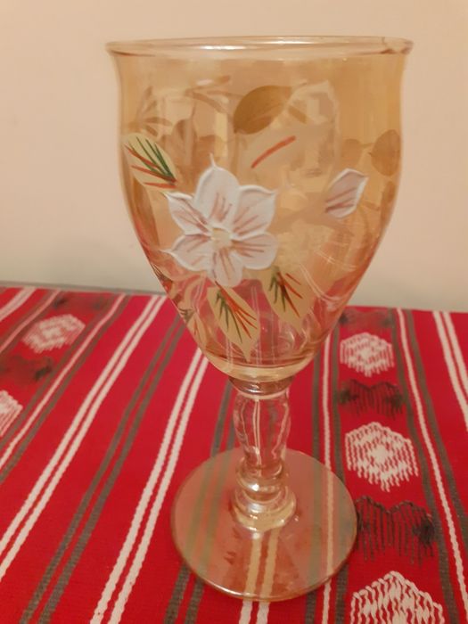 6 pahare cu picior.pictate manual pe sticlă de culoare gălbuie, model