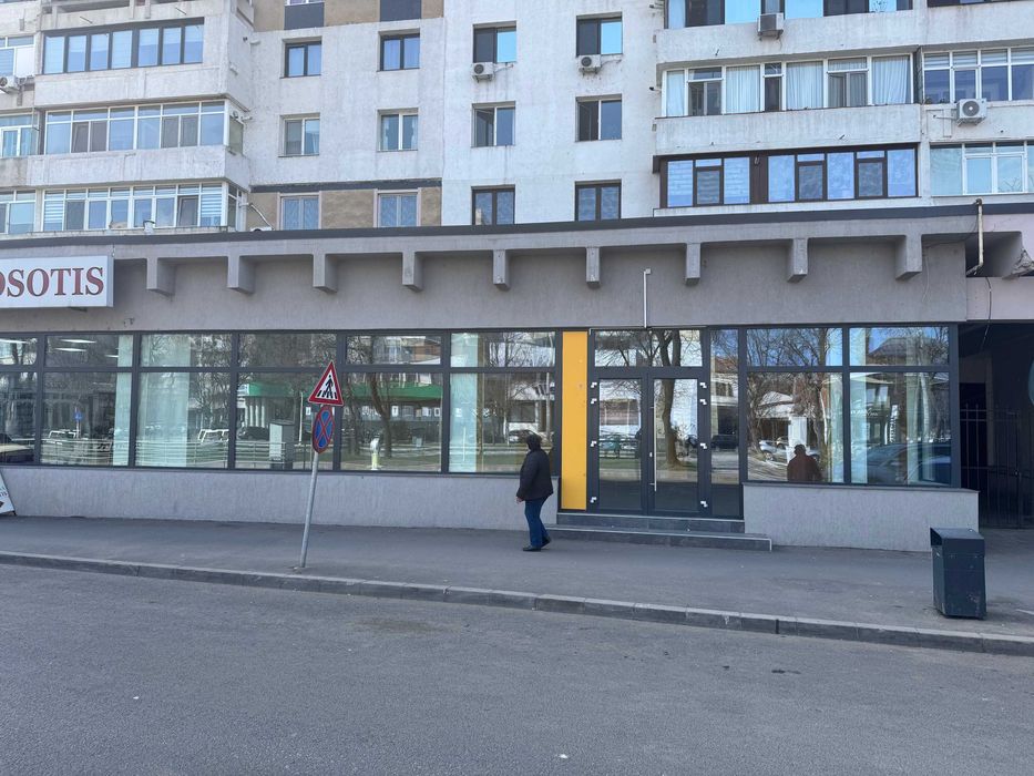 Spatiu comercial aprox 200 mp Bld .Independentei nr.59 bl.Turn- Braila