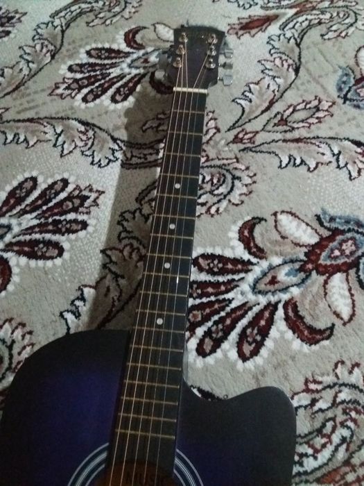 Gitara sotiladi holati yaxshi