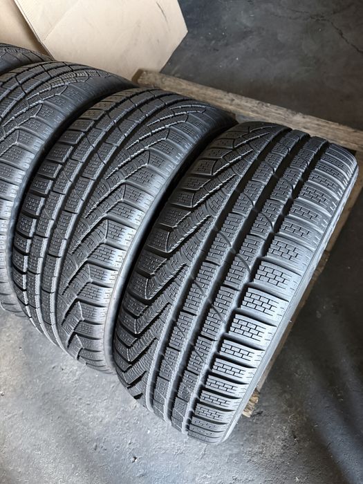 4 anvelope iarna ca NOI 235/40/19 , Pirelli , 8 mm !