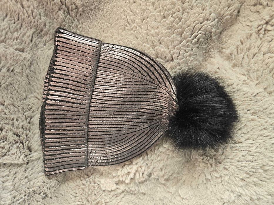 Блестяща шапка с пух