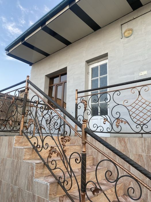 Uy sotiladi kelesda korzinkani torisida mahallada