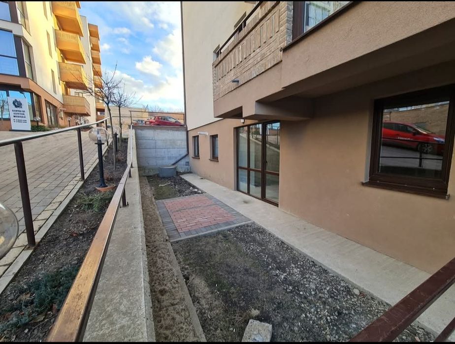 Închiriez spațiu comercial în bloc nou finisat