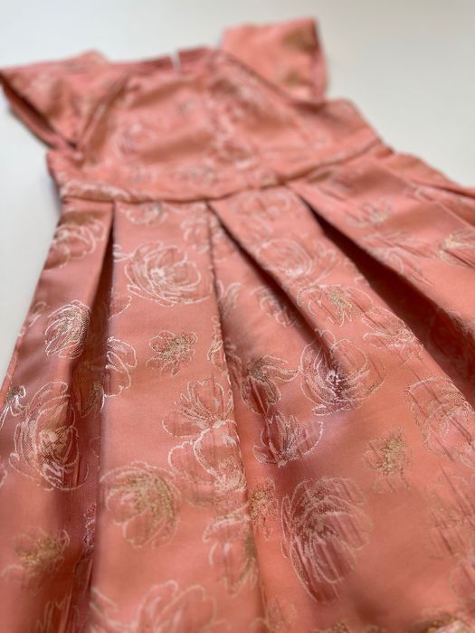 Продам платье на девочку 3-4 года