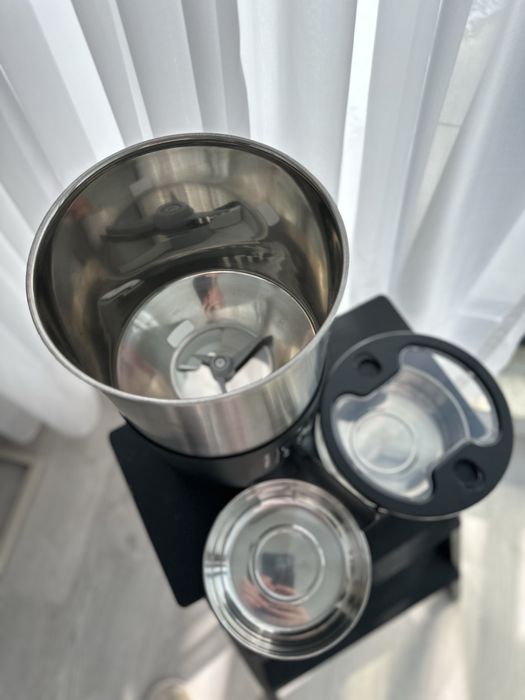 Dispozitiv automat pentru hranirea animalelor de companie