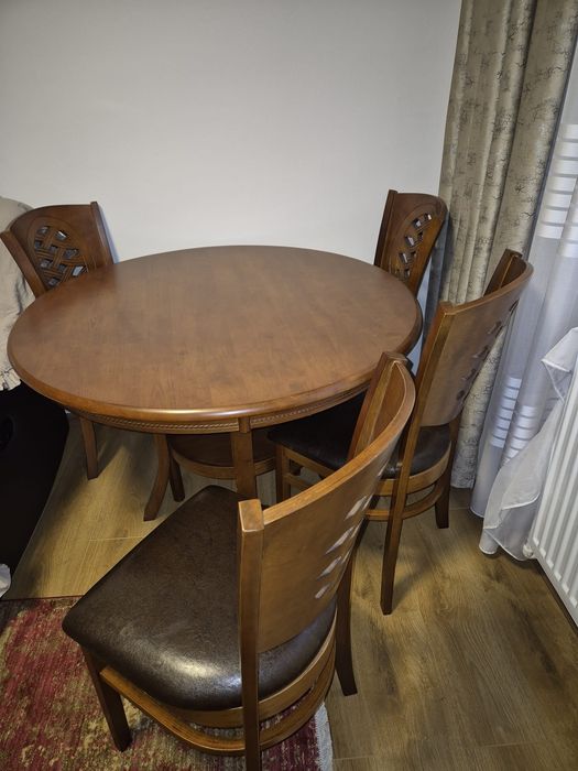 Set masa rotunda si 4 scaune interior bucatarie