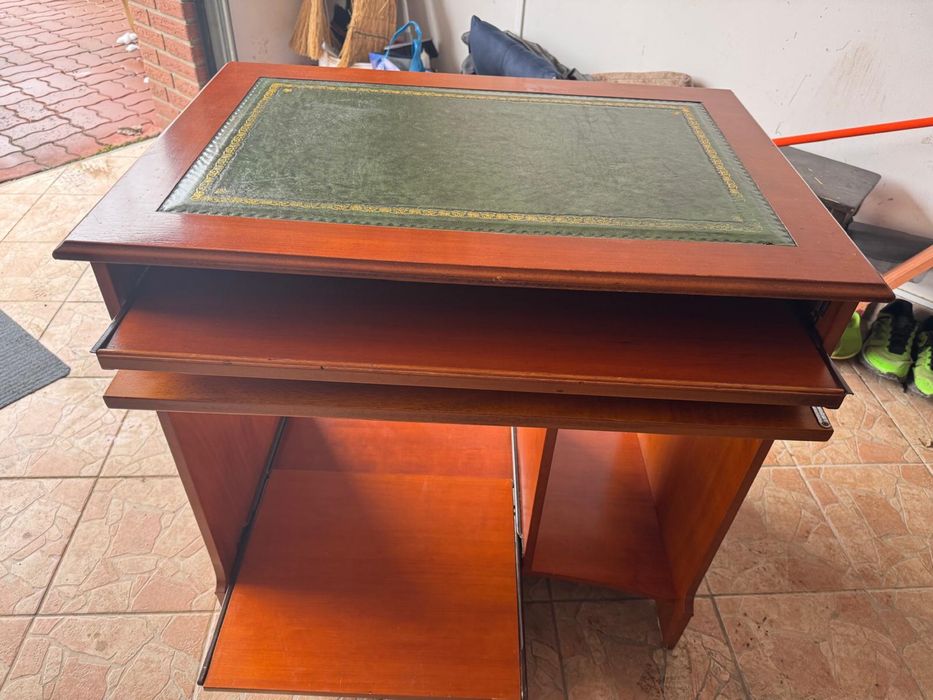 Vand birou din lemn masiv.