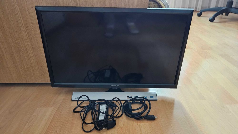 TV Monitor LED Samsung T24E310EW 24 inchi cu telecomandă și accesorii