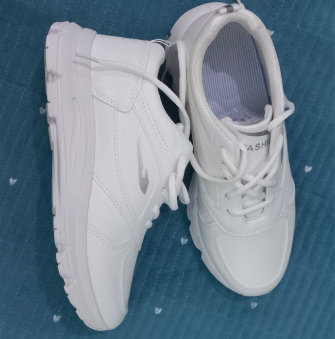 Продам новые белые кроссовки