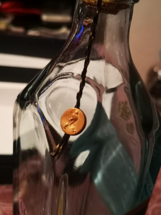 Бутилка синьо Джони с две чаши