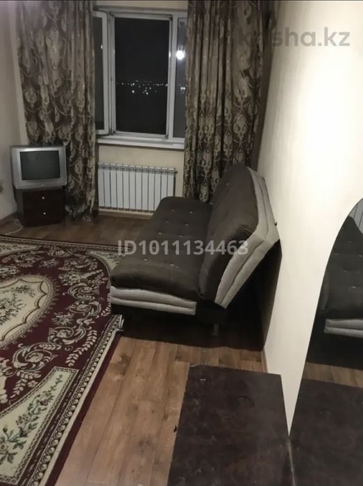 Сдаётся зал в квартире душ кухня есть