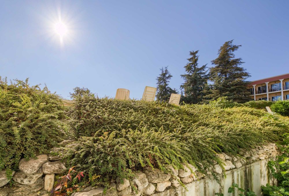 ТОП ЛОКАЦИЯ / Първа линия Южен Плаж с басейн и паркомясто,Кристал Б02