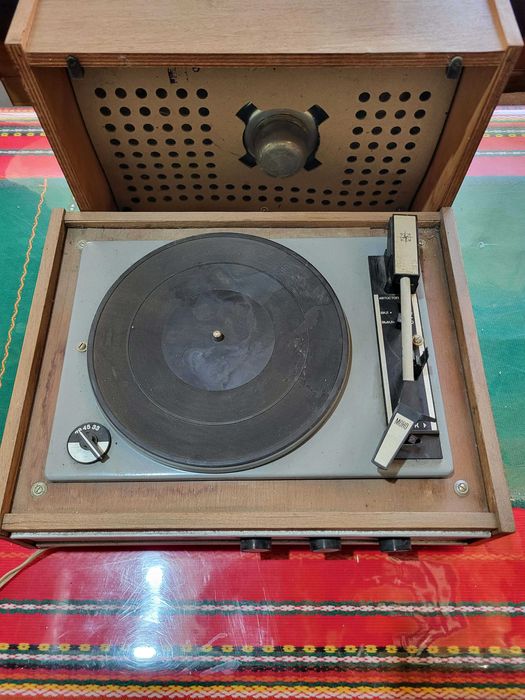 Ретро грамофон с касетофон – винтидж аудио система