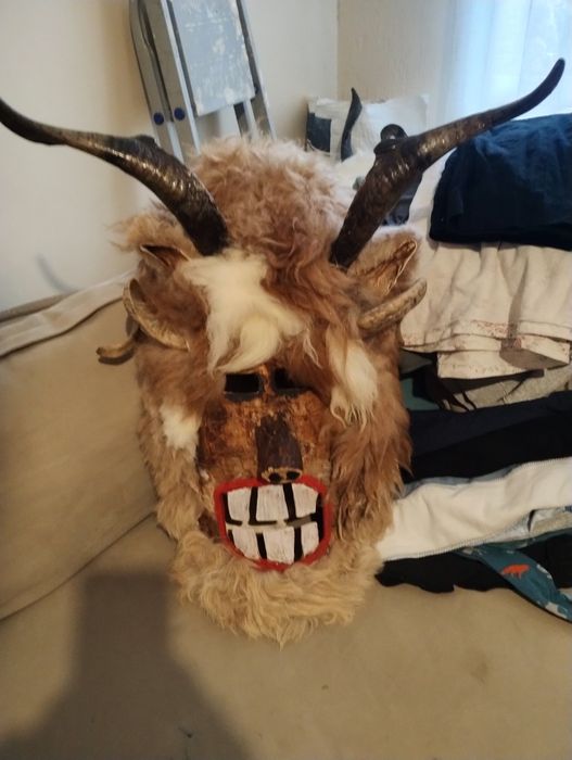 Сурвакарски маски налични