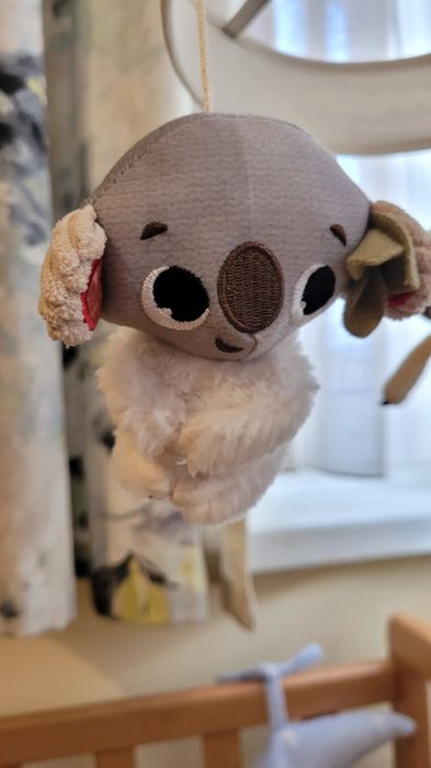 Луксозна музикална въртележка TINY LOVE със сладка коала и ленивец