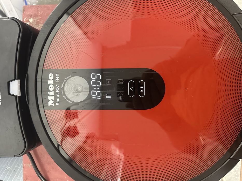 Продавам робот за сухо почистване Miele RX1 Scout