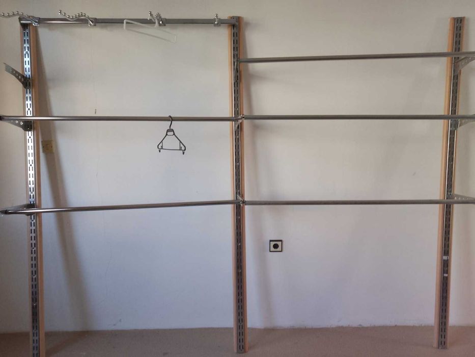 Дървено-метална етажеркa за обзавеждане на магазин.