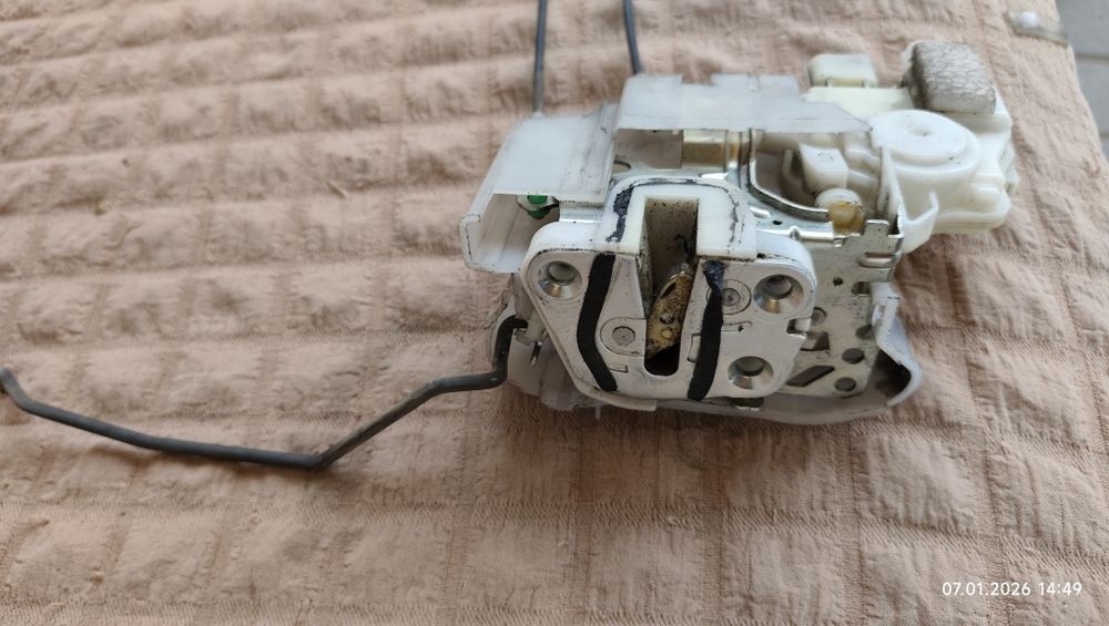 Замок двери от Субару легаси бл5