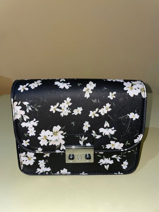 Малка дамска чанта с дълга дръжка