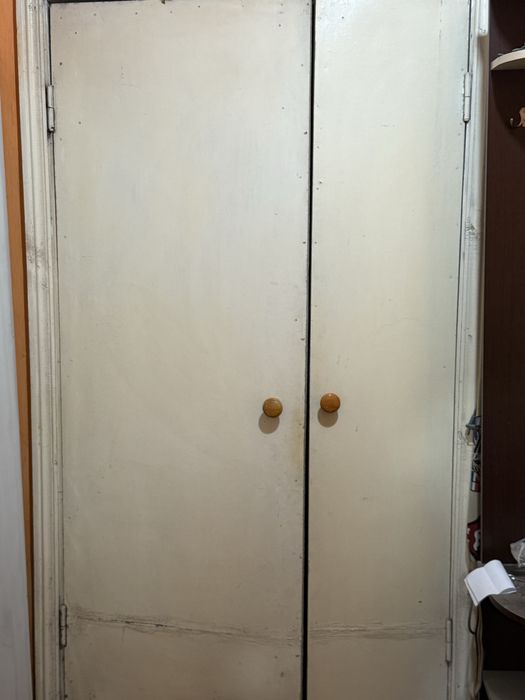 Двери деревянные в хорошем состоянии.