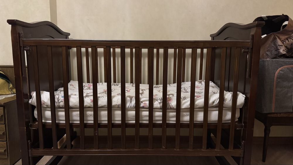 Детская кроватка с матрасом