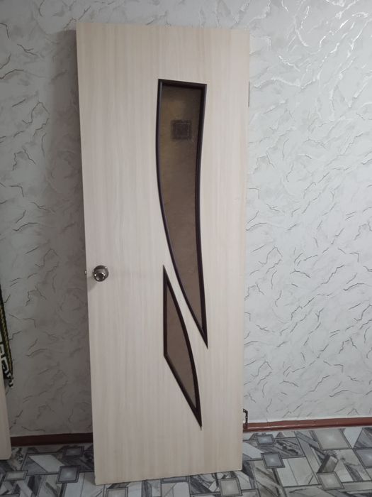 Дверь бежевая б/у..