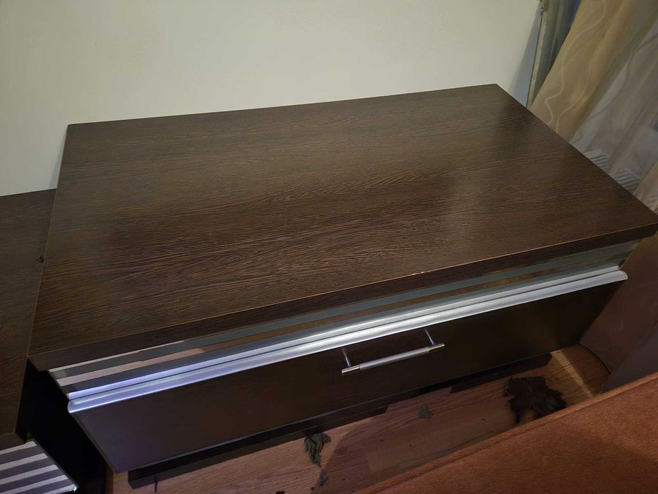 biblioteca cu prindere pe perete