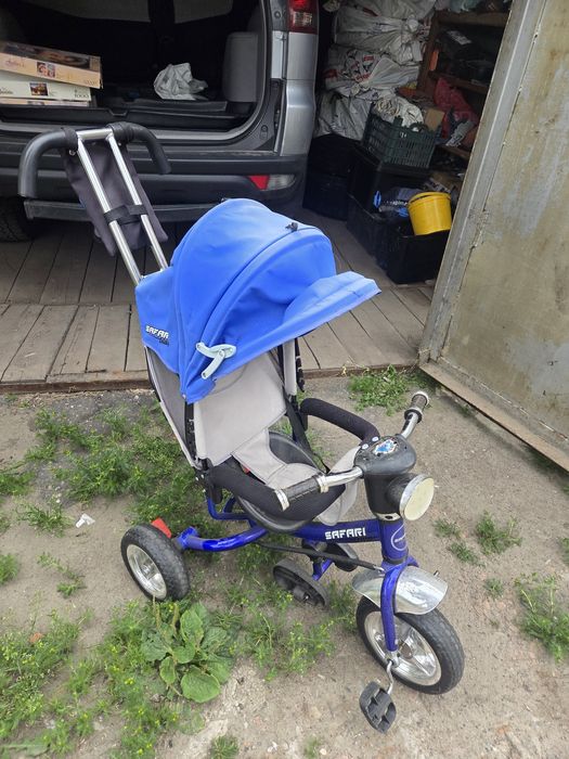 Детский велосипед стоит без надобности