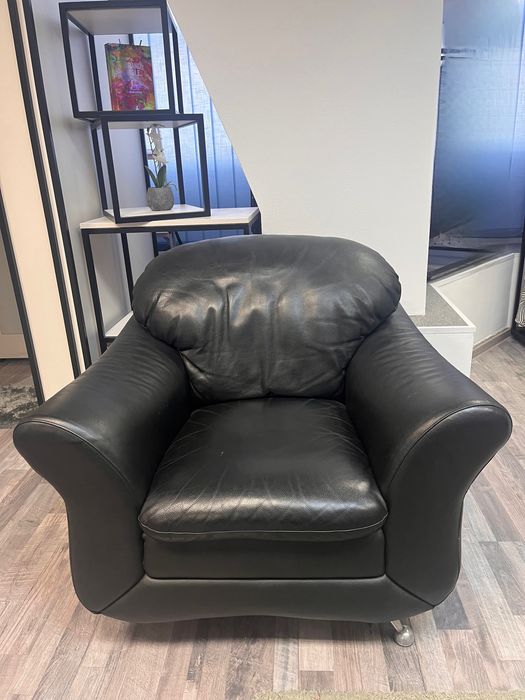Canapea piele si mobilier showroom haine