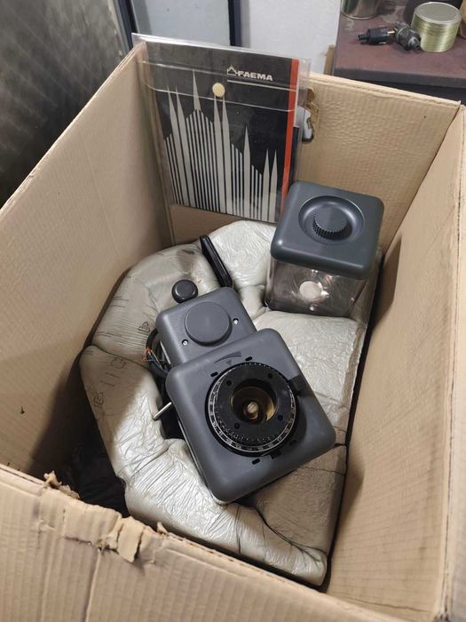 Продавам неупотребявана професионална кафе машина FAEMA в комплект с кафемелачка и омекотител